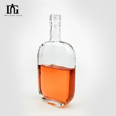 500 ml Διαφανές μπουκάλι γυαλιού βότκας με σφραγισμένο φελλό και επιφάνεια χαρακτικής