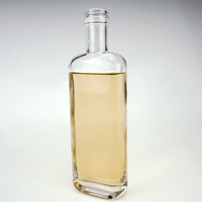 700 ml διαυγές πλατύ τετράγωνο γυαλί βότκα μπουκάλι ουίσκι με καπάκι βίδες και χαραγμένο λογότυπο