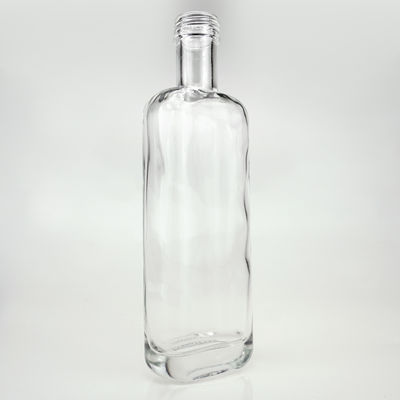 700 ml διαυγές πλατύ τετράγωνο γυαλί βότκα μπουκάλι ουίσκι με καπάκι βίδες και χαραγμένο λογότυπο