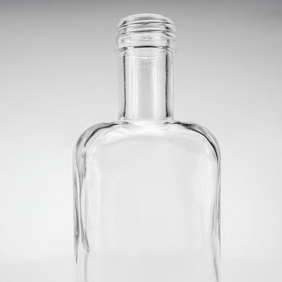 700 ml διαυγές πλατύ τετράγωνο γυαλί βότκα μπουκάλι ουίσκι με καπάκι βίδες και χαραγμένο λογότυπο