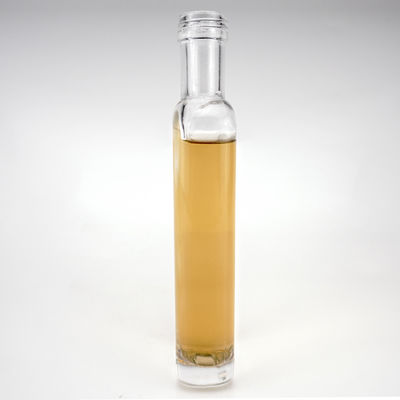 700 ml διαυγές πλατύ τετράγωνο γυαλί βότκα μπουκάλι ουίσκι με καπάκι βίδες και χαραγμένο λογότυπο