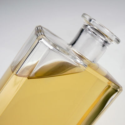 Ελαφρύ τετράγωνο σχεδιασμό 700ml γυάλινο μπουκάλι για βότκα ουίσκι ρούμι τζιν ποτό κρασί οινοπνευματώδη ποτά