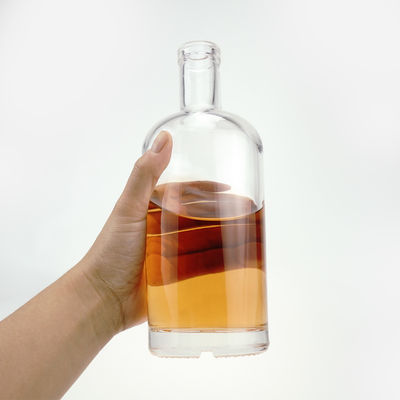700 ml 750 ml 1000 ml Σφραγισμός τύπου CORK Στρογγυλό σχήμα γυάλινο μπουκάλι για οινοπνεύματα και ποτά