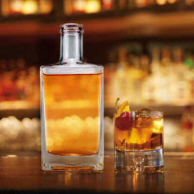 500 ml 700 ml 750 ml Προσαρμοσμένο πάχος κάτω τετράγωνο γυάλινο μπουκάλι για οινοπνεύματα και ποτά