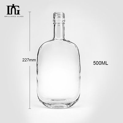 500 ml Διαφανές μπουκάλι γυαλιού βότκας με σφραγισμένο φελλό και επιφάνεια χαρακτικής