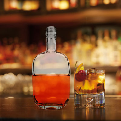 500 ml Διαφανές μπουκάλι γυαλιού βότκας με σφραγισμένο φελλό και επιφάνεια χαρακτικής