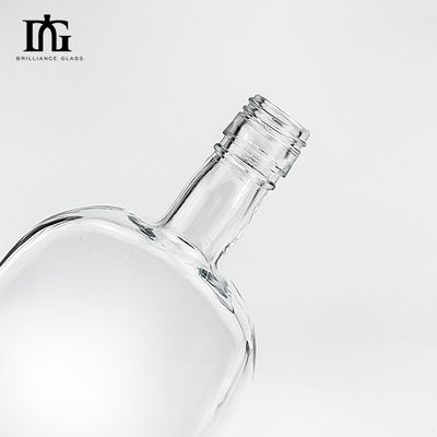 500 ml Διαφανές μπουκάλι γυαλιού βότκας με σφραγισμένο φελλό και επιφάνεια χαρακτικής