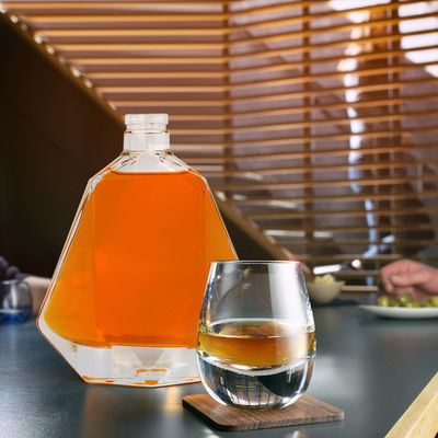 Εγγραφισμένη επιφάνεια 750 ml τετραγωνικό γυάλινο μπουκάλι κρασιού για ποτό