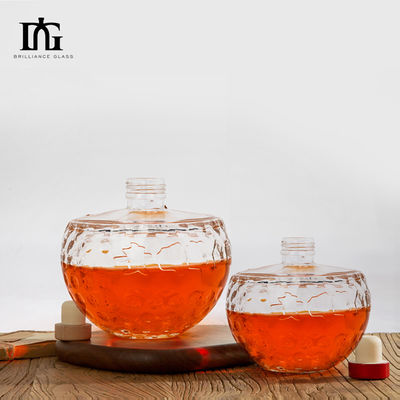 Μοναδικό σχεδιασμό 700ml διαυγές γυάλινο μπουκάλι με μοναδικό σχήμα κρανίου και χαραγμένο φελλό
