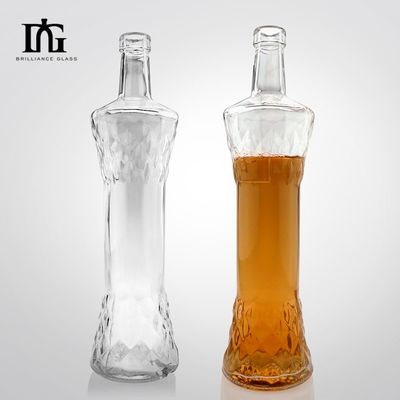 Επεξεργασμένο γυάλινο ντεκαντέρ ουίσκι 700ml με καπάκι από φελλό και δημιουργικό κολάρο