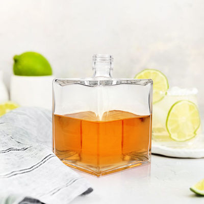 Διαφανές τετράγωνο γυάλινο μπουκάλι 500ml 700ml για το τέλος του ουίσκι Τζιν Ρουμ Λογότυπο αποδεκτό