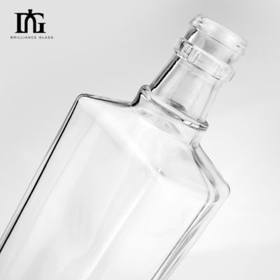 650 ml Creative Whiskey Vodka γυάλινα μπουκάλια με φελλό και καπάκι βίδας με χαραγμένη επιφάνεια