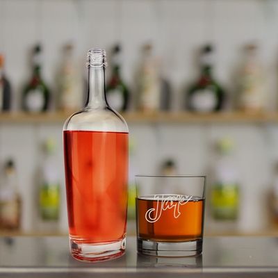 250 ml/500 ml/700 ml/750 ml Προσαρμοσμένα γυάλινα μπουκάλια βότκα ουίσκι τζιν με καπάκι βίδας