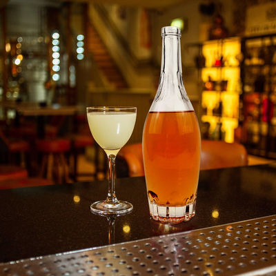 700 ml Στρογγυλό σχήμα Spirits Βότκα Τζιν Τεκίλα Ουίσκι γυάλινο μπουκάλι με φελλό και παχύ πάτωμα